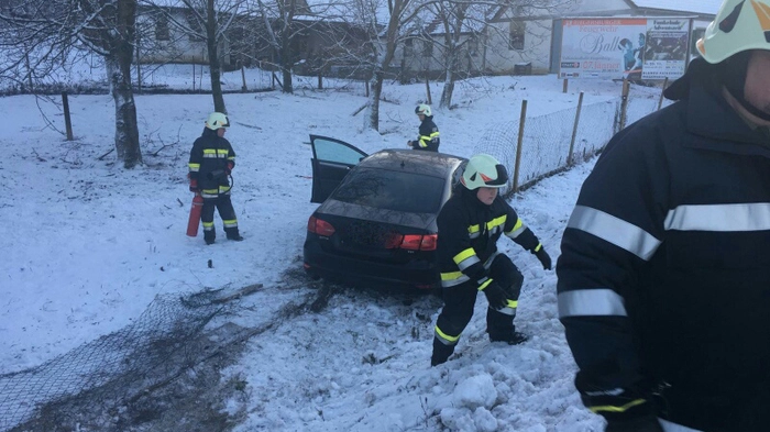 Der Pkw stürzte über die Böschung und riss Zaun der Hühnerwiese nieder