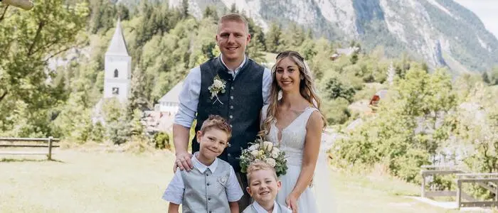 Jennifer und Lukas Stock mit ihren Söhnen Raphael und Marlon