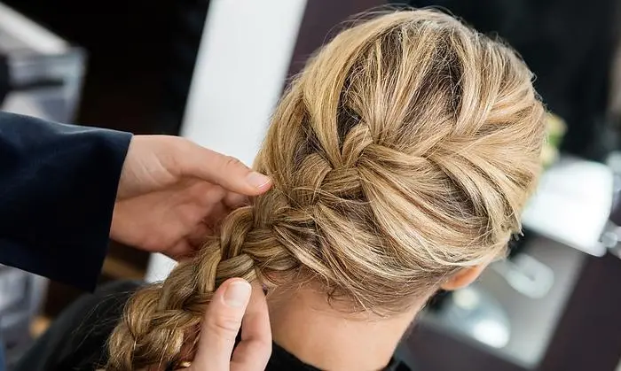 Einfache Flechtfrisuren verschleiern aus dem Schnitt gewachsenes Haar