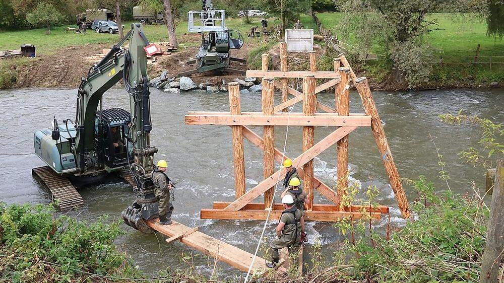 10 Soldaten des Bundesheeres errichteten den Unterbau der neuen Reisdorferbrücke