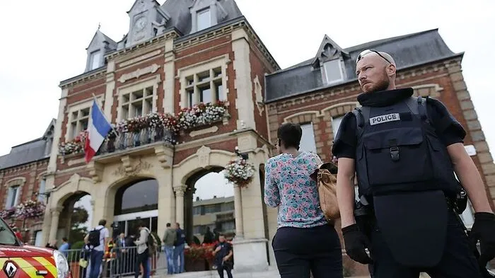 Eine Stadt in Angst, Sicherheitsleute überall