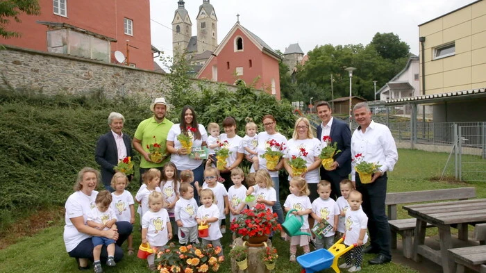 Hoher Besuch war am Freitag in aller Früh in der Kindertagesstätte (Kita) in Maria Saal angesagt. Landesrat Daniel Fellner (2. von rechts), Bernhard Wastl (links), Obmann der Kärntner Gärtner sowie der Maria Saaler Vizebürgermeister Franz Pfaller (rechts) schauten bei den Kleinen in der Ratzendorfer Straße 4 vorbei. 