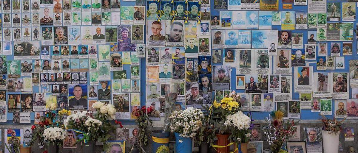 Gedenktafel für die gefallenen Ukrainer: Der Beginn des Angriffskriegs Russlands jährt sich am 24. Februar 2024 zum zweiten Mal.  