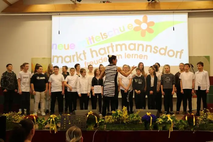 Den ersten Act des Tages lieferten die Lokalmatadoren der Neuen Mittelschule Markt Hartmannsdorf. Unter der Leitung von Elisabeth Brandl sangen sie "Singing all together" und "Now is the month of maying".