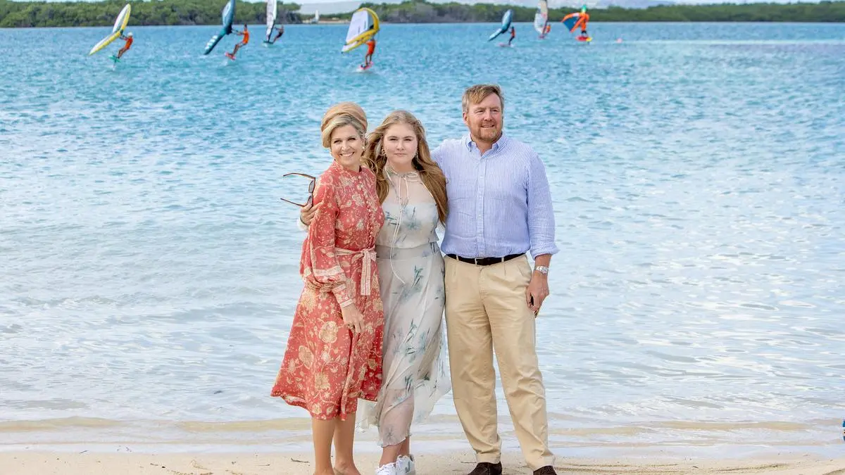 Maxima und Willem-Alexander mit ihrer Tochter Amalia in der Mitte auf der Insel Bonaire