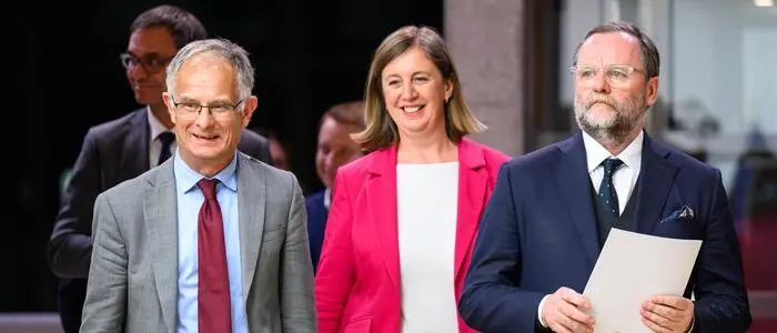 Finanzminister Markus Marterbauer (SPÖ), Staatssekretärin Barbara Eibinger-Miedl (ÖVP) und Staatssekretär Sepp Schellhorn (Neos)