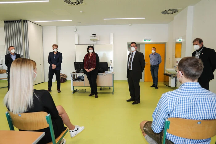 Da auch in der neuen ÖBB-Lehrwerkstätte derzeit sehr strenge Corona-Maßnahmen eingehalten werden müssen, gab es keine Freisprechungsfeier im traditionellen Sinn. Lediglich fünf auserwählte Jungfacharbeiter wurden eingeladen, um den erfolgreichen Jahrgang zu ehren.