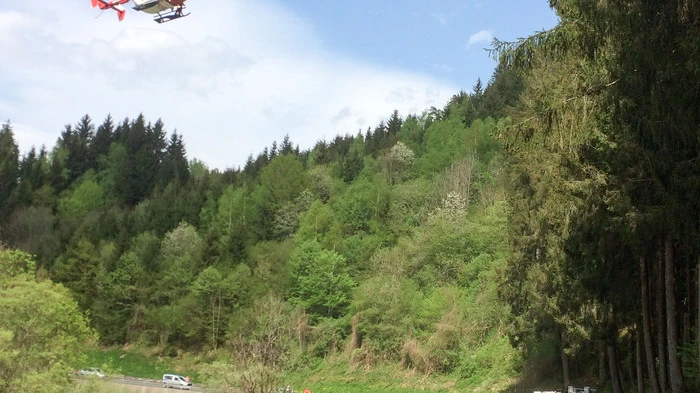 Rettungskräfte der Feuerwehr, des Roten Kreuzes und die Besatzungen des Rettungsbubschraubers RK1 und des Polizeihubschraubers "Libelle" waren im Einsatz.