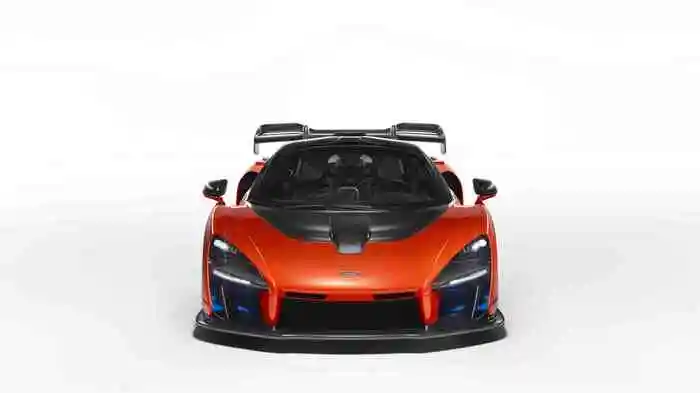 Erst ab dem dritten Quartal beginnen die Mannen im McLaren-Werk in Surrey das neue Hypercar namens Senna von Hand zu bauen. Und dabei war der Rennwagen mit Straßenzulassung schon ausverkauft, und der Kauftpreis von rund 750.000 Euro ohne Steuern flugs überwiesen, bevor die britische Sportwagenschmiede auch nur die ersten Bilder veröffentlicht hatte.