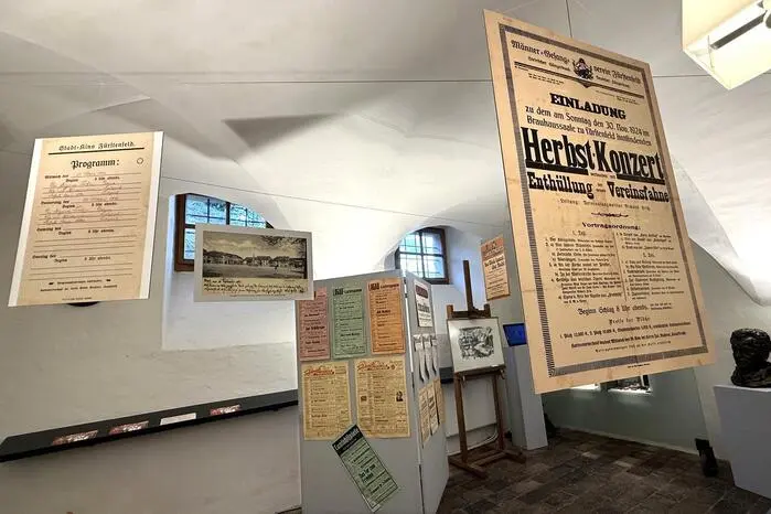 Aus dem nahezu unerschöpflichen Archiv der Pfeilburg speist sich die Ausstellung „Kunst- und Kulturgeschichten“. Rund 4.000 Exponate lagern im Museum.