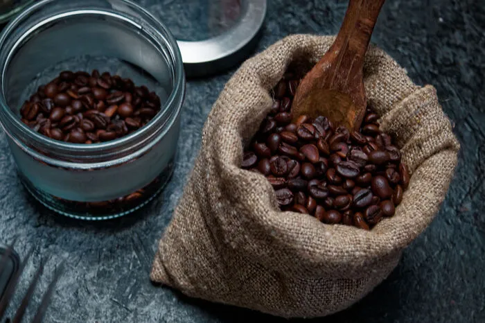 Auch Kaffeedosen mit Schraubverschluss eignen sich nicht zur Lagerung, da sich in den Gewinden des Deckels kleine Kaffeepartikel absetzen können. Das ist weder sauber noch luftdicht. Da Sauerstoff ein großer Feind von gutem Kaffee ist, sind diese Kaffeedosen deshalb definitiv nicht geeignet.