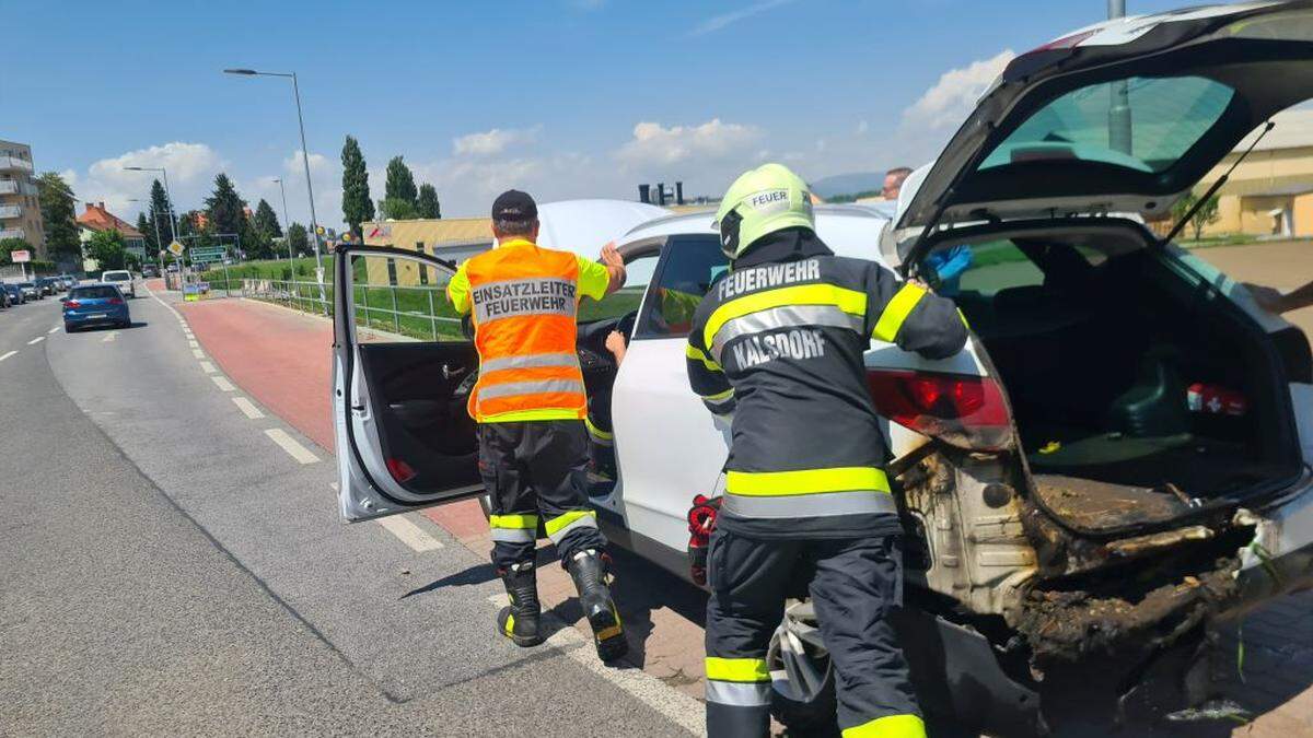 Aus noch ungeklärten Ursachen begann ein Pkw auf der Kalsdorfer Haupstraße zu brennen