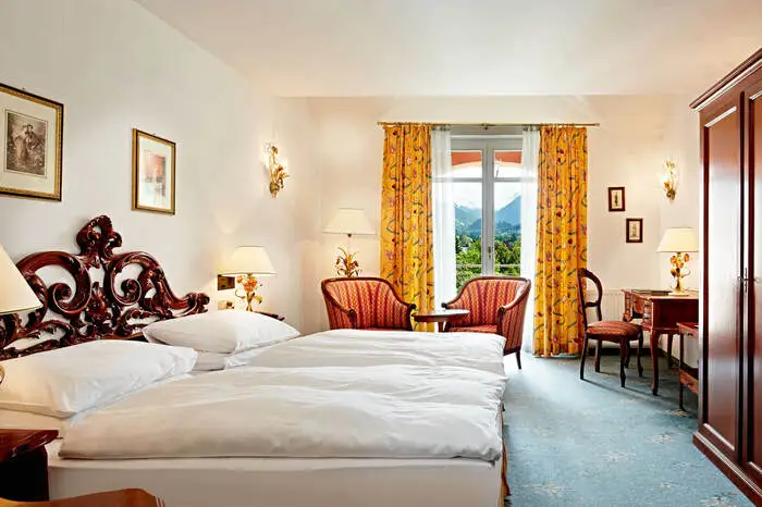 Gartenhotel Erika (Kitzbühel)Herzstücke des Gartens sind der von Rosen umrankte Pavillon und der Landschaftsteich. Im Schatten der Kugel-Ahorn-Bäume können Urlauber an warmen Tagen die Seele baumeln lassen.