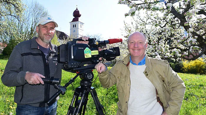 Gestalter Robert Sturmer (rechts) und Kamermann Walter Schöggl waren unterwegs an der Apfelstraße