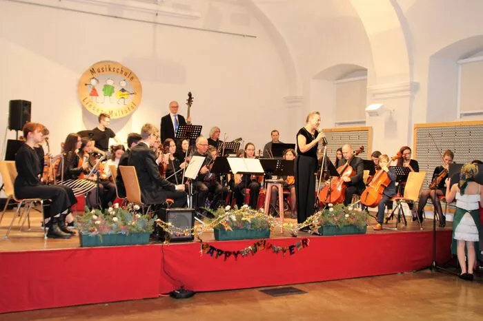Nach der Pause drehte sich alles um die wilden 1920er Jahre. Die Bambini und Teeniestreicher unter der Leitung von Inge Jacobsen machten mit ihrem Programm Lust auf Charleston und Mambo.