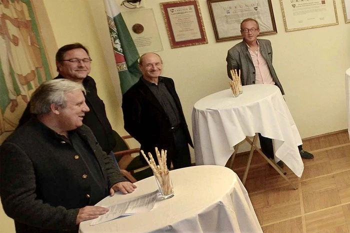 Bürgermeister Werner Gutzwar freute sich über "sprühende" Ideen wie visuelle Blickfänge in seiner Stadt...