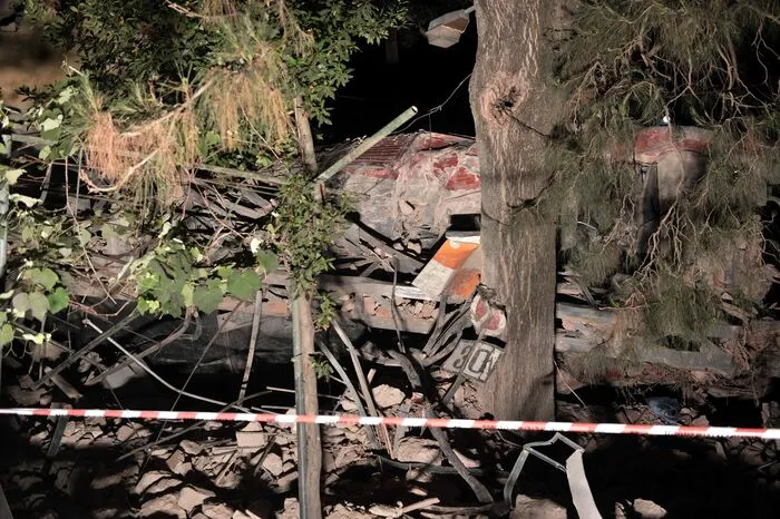Die Lokomotive sei anschließend in ein Haus gerast. "Ich habe den Tod auf mich zukommen sehen", sagte ein Anrainer der Region Reportern.