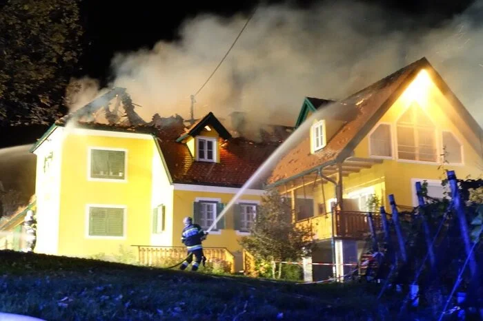 Bei der Landesleitzentrale gingen mehrere Notrufe von Nachbarn ein.