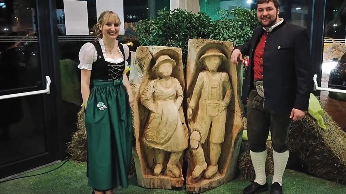 Dirndl und Lederhose waren beim Bauernball das Muss