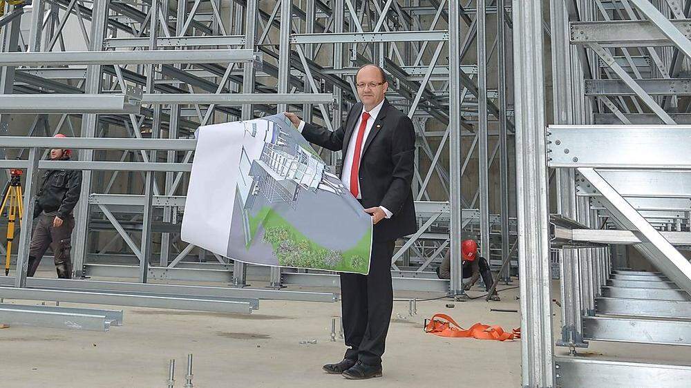 Helmut Petschar, Geschäftsführer der Kärntnermilch, vor dem 26 Meter hohen Hochregallager, das Herzstück des Logistikzentrums