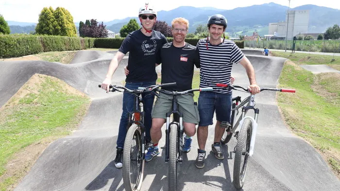 Gregor Wöhry, Stadtrat Harald Bergmann und Victor Veith-Gruber hatten schon vor Monaten die Idee, einen Pumptrack in Knittelfeld zu errichten, ...