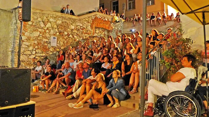 Die Murstiege wurde beim ersten`Kino unter Sternen' von zahlreichen Film-Fans belagert