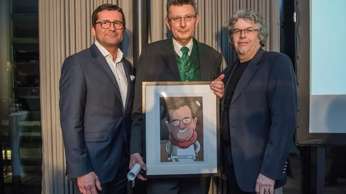 Kultur-Sieger Felix Neuherz, Spielleiter von Theater in Hatzendorf, mit Sponsor Gerald Auer (Vogl + Co) und Kleine Zeitung-Redakteur Helmut Steiner