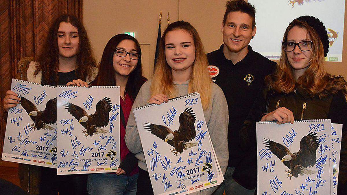 Glückliche Gesichter und viele Kalender im Rathaus