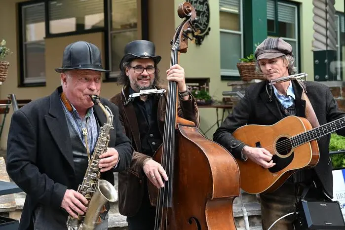 Für die musikalische Begleitung sorgte das schwungvolle Hillibilli Trio, das mit seinen Klängen für ausgelassene Stimmung und gute Laune sorgte.