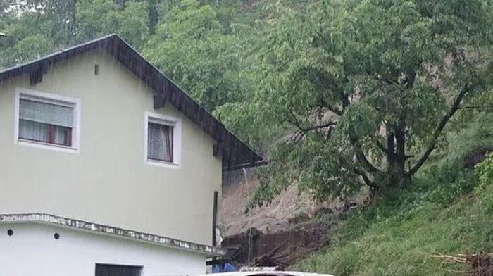 Das Haus einer 87-Jährigen wird von den Wassermassen bedroht. Die Frau musste evakuiert werden, die Feuerwehr ist im Dauereinsatz. Mehr dazu.  