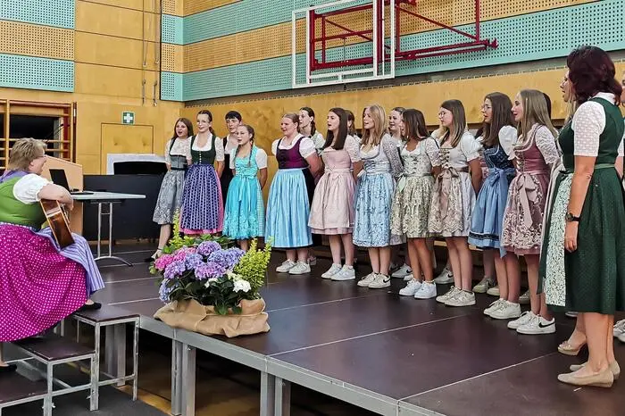 Der Schulchor, geleitet von Maria Reumüller, sorgte für eine festliche Stimmung. 