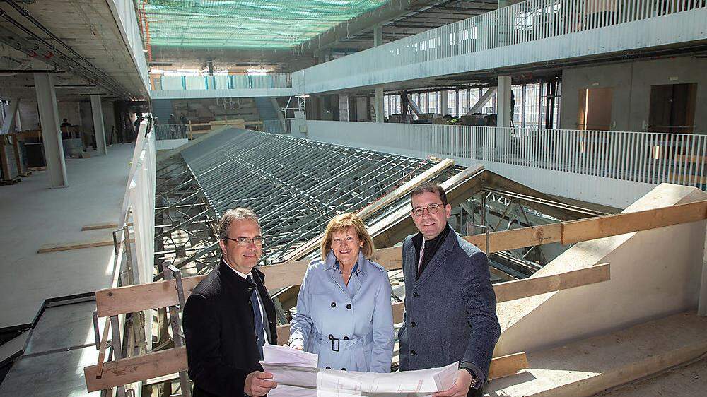 Vierektor Peter Riedler, Rektorin Christa Neuper und BIG-Geschäftsführer  Hans-Peter Weiss auf der Baustelle der Universitätsbibliothek