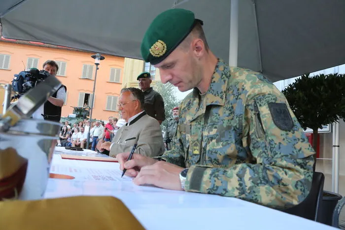Oberstleutnant Georg Pilz und Bürgermeister Karl Lautner unterzeichneten eine Partnerschaftsurkunde.