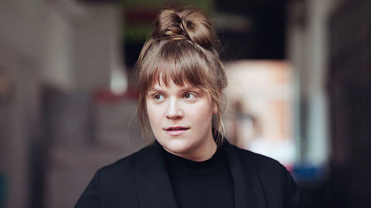 Berichtet in ihrem Buch "Ganz schön wütend" über Anfeindungen ihrer Person und ihres Körpers: Schauspielstar Stefanie Reinsperger