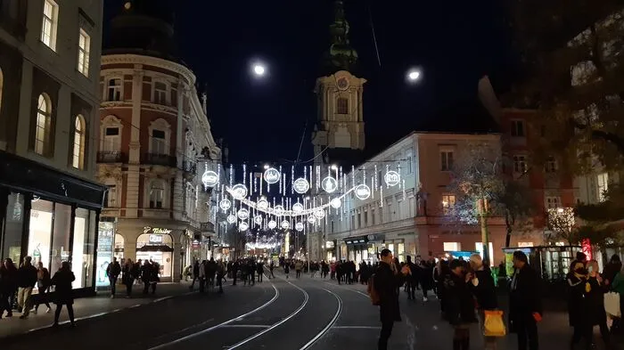 Die neue Weihnachtsbeleuchtung in der Grazer Herrengasse...