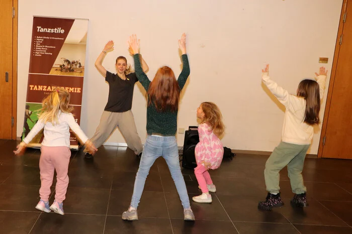 Johanna Klingbacher von der Tanzakademie v. Tara Brauner tanzte mit den Kindern.