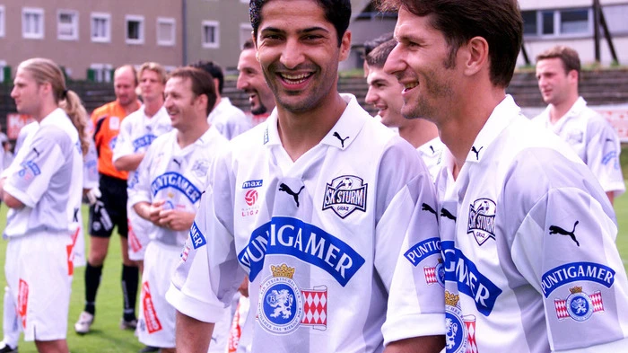 Franco Foda wechselte im Sommer 1997 von Basel zu Sturm Graz. Mit den Grazern - im Bild mit Mehrdad Minavand bei der Kaderpräsentation im Jahr 2000 - konnte Foda zwei Mal den Meistertitel gewinnen. Einmal siegte Foda im ÖFB-Cup. Und auch bei den Champions-League-Erfolgen von Sturm Graz war Foda als Libero nicht wegzudenken.