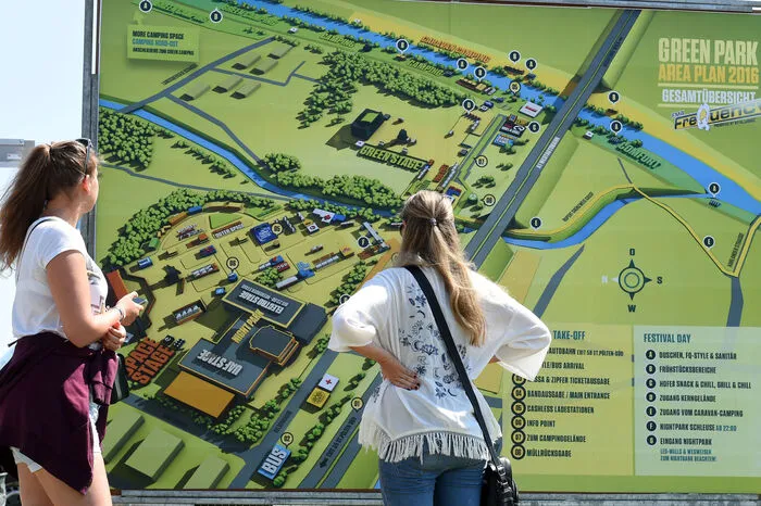 Mit der "Green Stage" und der "Weekender Stage" gibt es zwei weitere Bühne tagsüber, nachts wird im Nightpark auf zwei Floors getanzt.