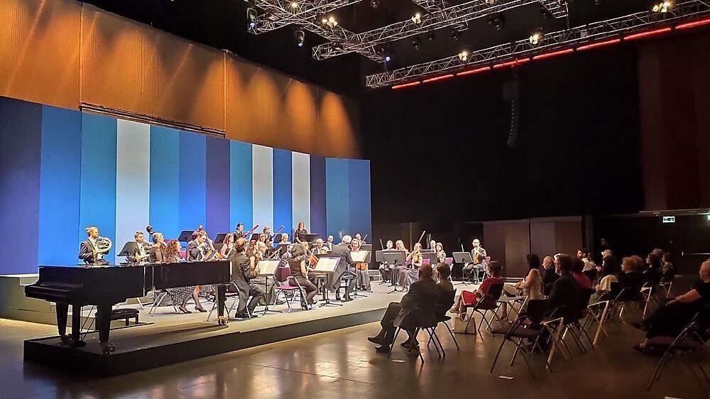 33 Musiker, 100 Besucher: recreation in der List-Halle