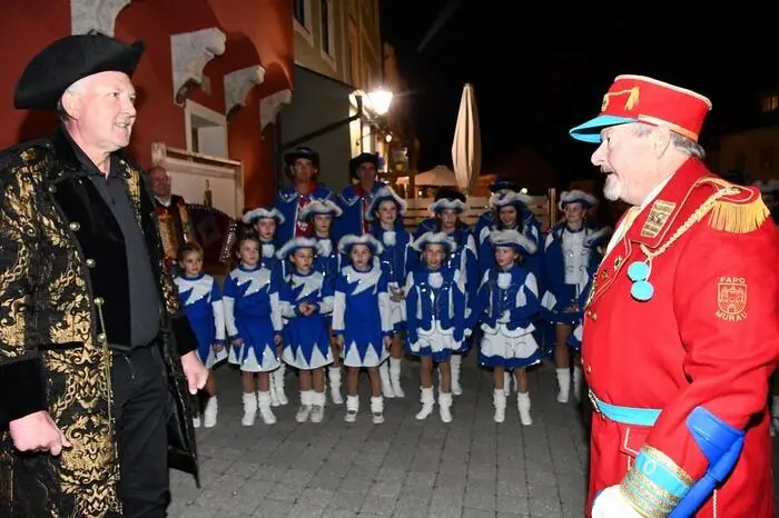 Nach der Begrüßung durch Bürgermeister Thomas Kalcher erfolgte im Rathaus der traditionelle Akt der Machtübernahme: Die Gemeindeverwaltung wurde feierlich an den Faschingsverein übergeben. „Ich hoffe, dass am Ende der Faschingszeit die Gemeindekasse gut gedeckt zurückgegeben wird“, scherzte Kalcher.
