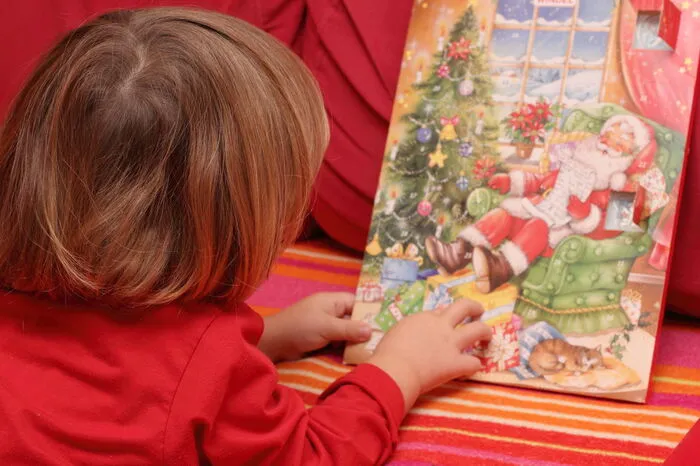 Adventkalender, die seit dem 19. Jahrhundert zum christlichen Brauchtum im Advent gehören, erfreuen sich auch im 21. Jahrhundert noch größter Beliebtheit. Bei 80 Prozent der Umfrageteilnehmer darf ein Adventkalender in der Vorweihnachtszeit nicht fehlen. Während sich die 20-29-Jährigen damit vor allem selbst beschenken, sind es bei den 30-59-Jährigen vor allem die Kinder, die im Dezember 24 Mal ein Türchen aufmachen dürfen.