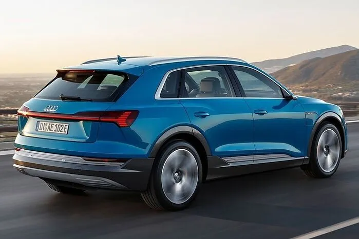Mit einer Batterieladung fährt der Audi im WLTP-Prüfzyklus mehr als 400 Kilometer. Als erstes Serienautomobil kann er an Schnellladesäulen mit bis zu 150 kW Gleichstrom (DC) laden. Damit ist er in etwa einer halben Stunde bereit für die nächste Etappe. Alternativ lädt der Elektro-SUV Wechselstrom (AC) mit bis zu 11 kW, optional mit 22 kW.