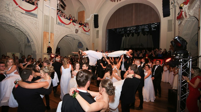 Unter dem Motto „La Casa de Matura – der Plan geht auf“ veranstalteten die 5. Klassen der BAfEP Judenburg am 9. November 2019 im Zentrum Judenburg ihren Maturaball.