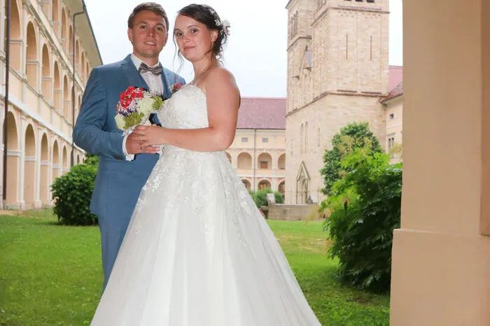 Marie-Theres und Thomas Grössing sind seit 2020 glücklich verheiratet. Ihre kirchliche Trauung fand jetzt endlich am 17. Juli in der Benediktinerabtei Seckau statt. Im Jahr 2010 haben sich die beiden kennen- und lieben gelernt.
