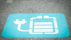 Laut „Bild am Sonntag“ will die EU-Kommission, dass Mietwagenanbieter und große Firmen ab 2030 nur noch Elektroautos kaufen dürften.