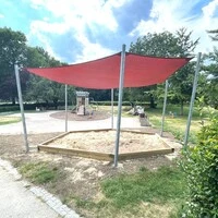 Diese Sandkiste samt Beschattung wurde errichtet