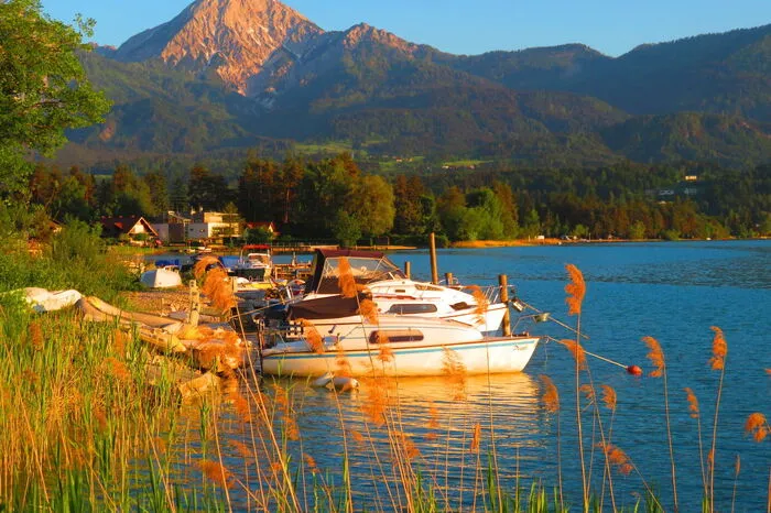 Ein Blick von der "Strandbar" aus auf den Faaker See.