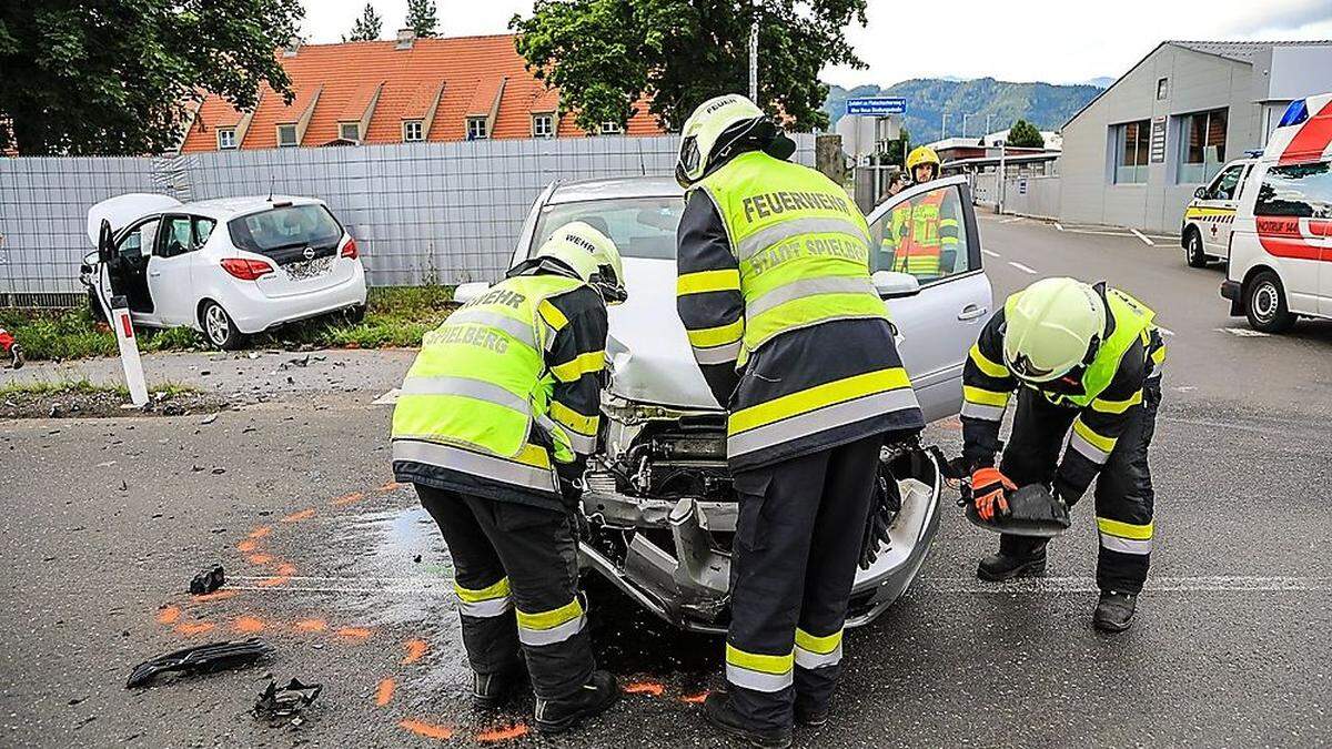 Zwei Pkw waren in einer Kreuzung in Zeltweg zusammengestoßen