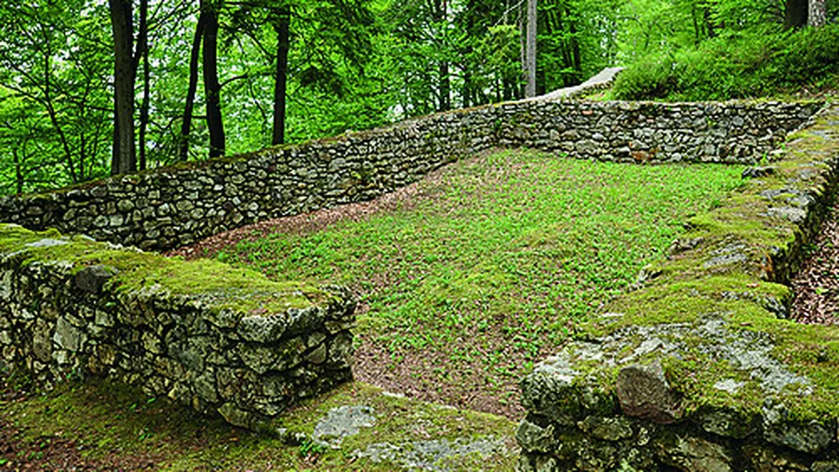 Nur in wenigen Fällen sind Überreste der Kastelle erhalten, wie hier auf dem Kathreinkogel bei Schiefling