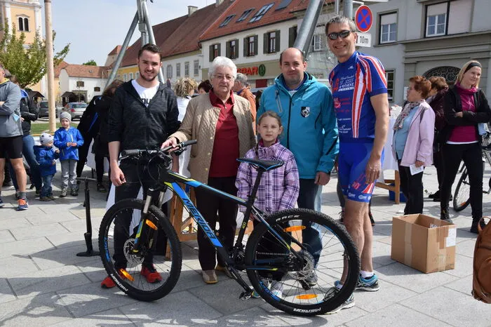 Edith Reichmann gewann bereits zum zweiten Mal das begehrte Fahrrad. Schon vor drei Jahren war ihr das Glück hold gewesen, nun ist sie schon wieder stolze Besitzerin eines Rades im Wert von 850 Euro.